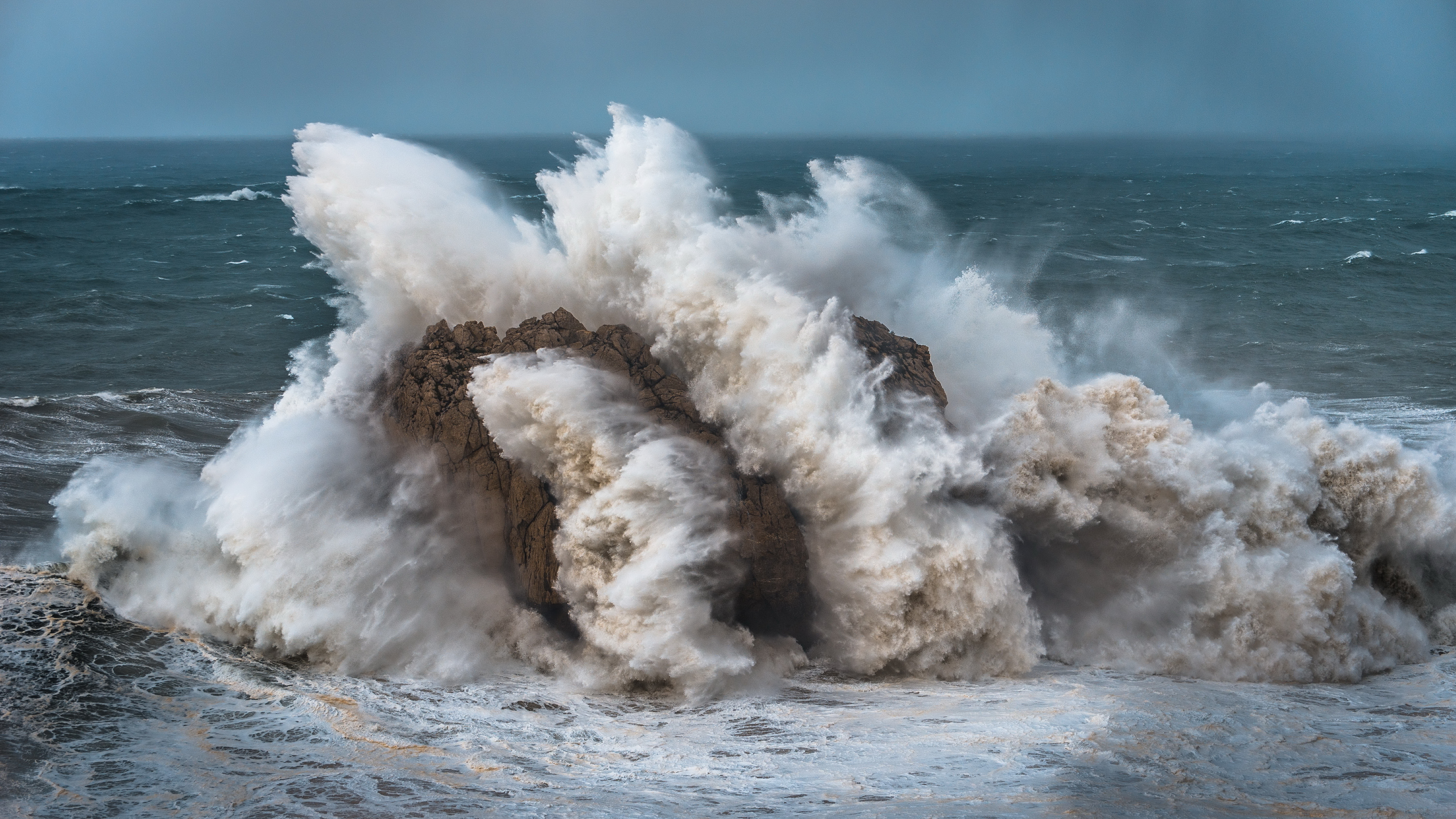 Природа шторма. Атлантический океан шторм. Океан волны шторм. Море шторм. Морская буря.