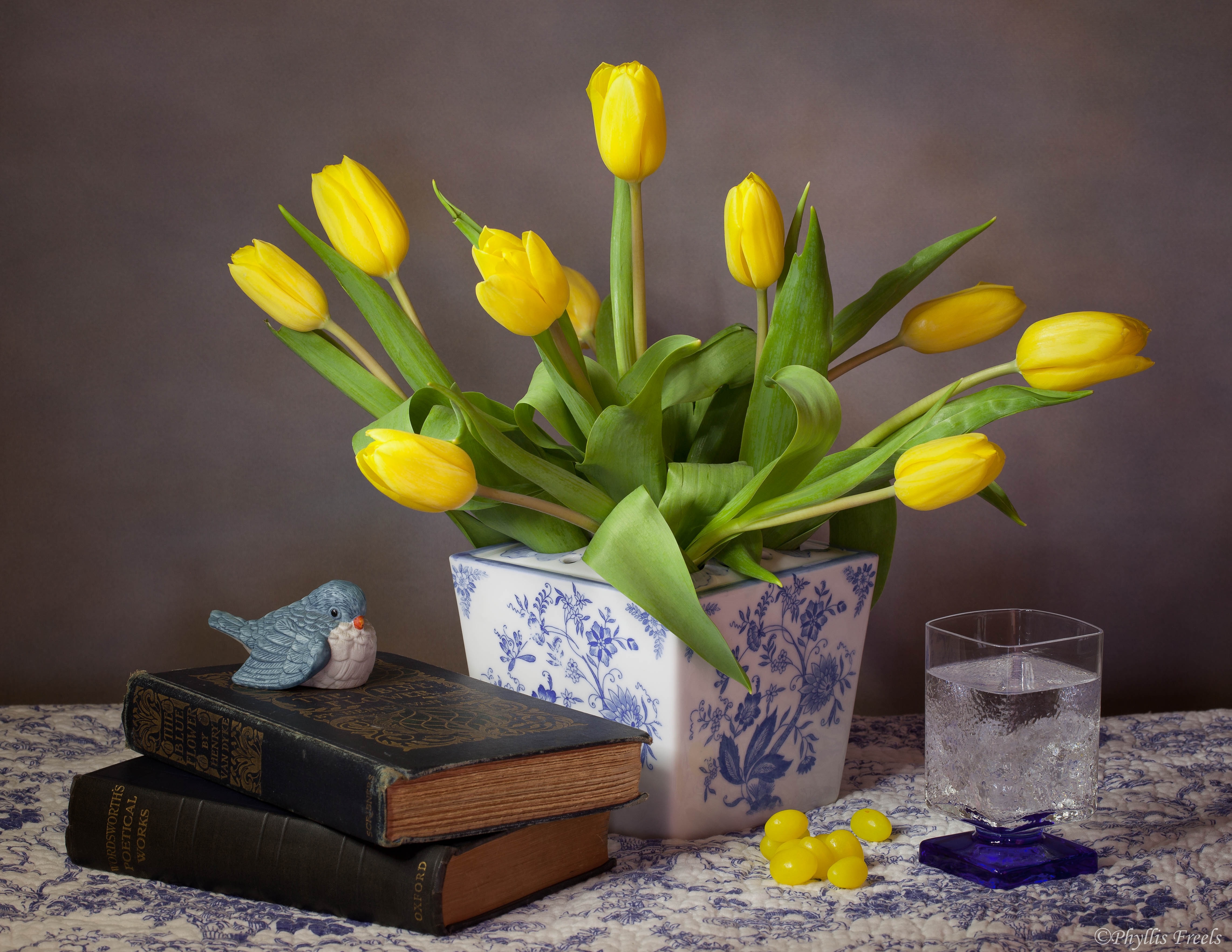 Фото тюльпаны в вазе на столе. Тюльпаны в вазе. Букет тюльпанов в вазе. Букет желтых тюльпанов. Натюрморт желтые тюльпаны.