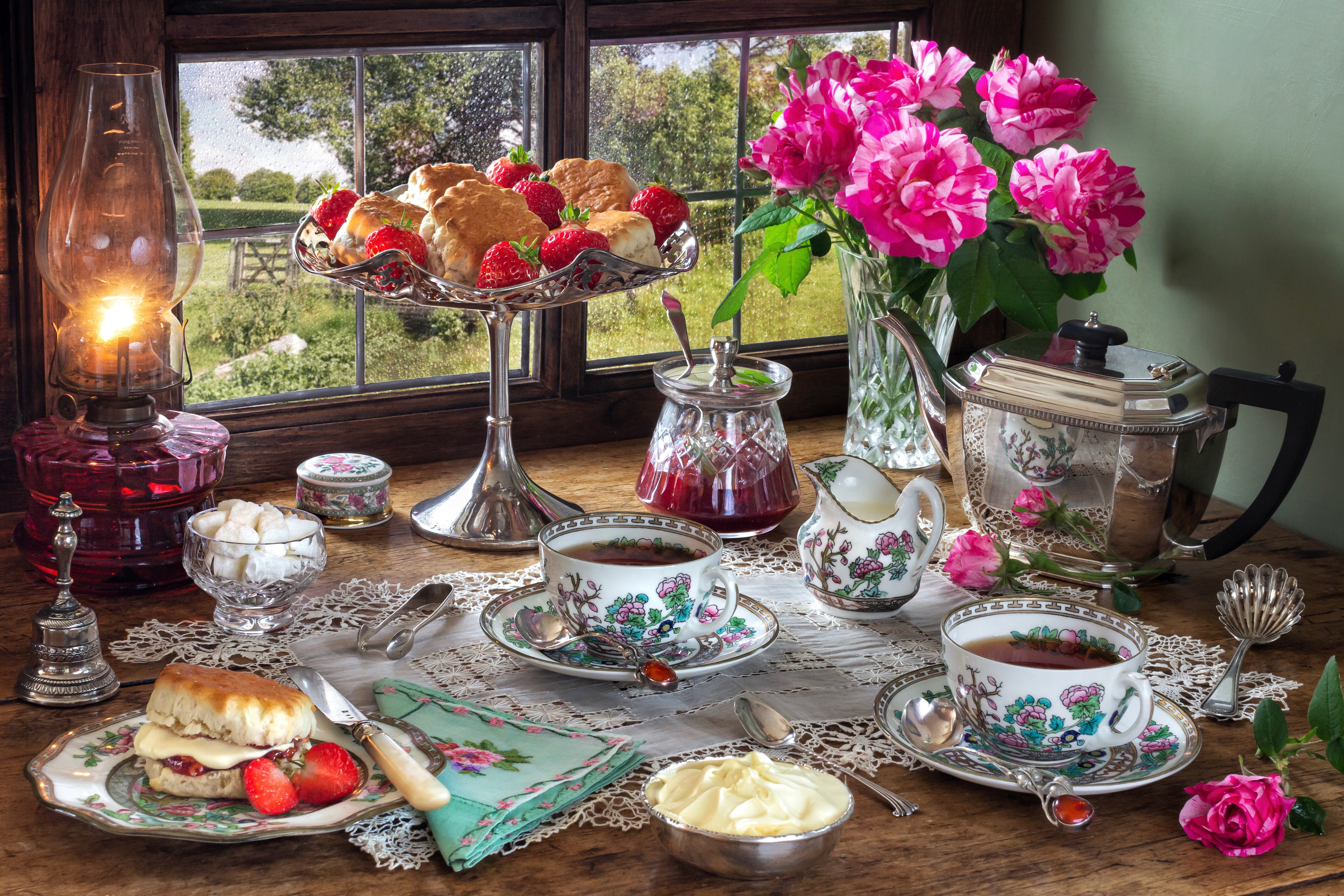 Красивое чаепитие картинки. Стол для чаепития. Чаепитие в саду. Натюрморт чаепитие. Сервировка чайного стола.