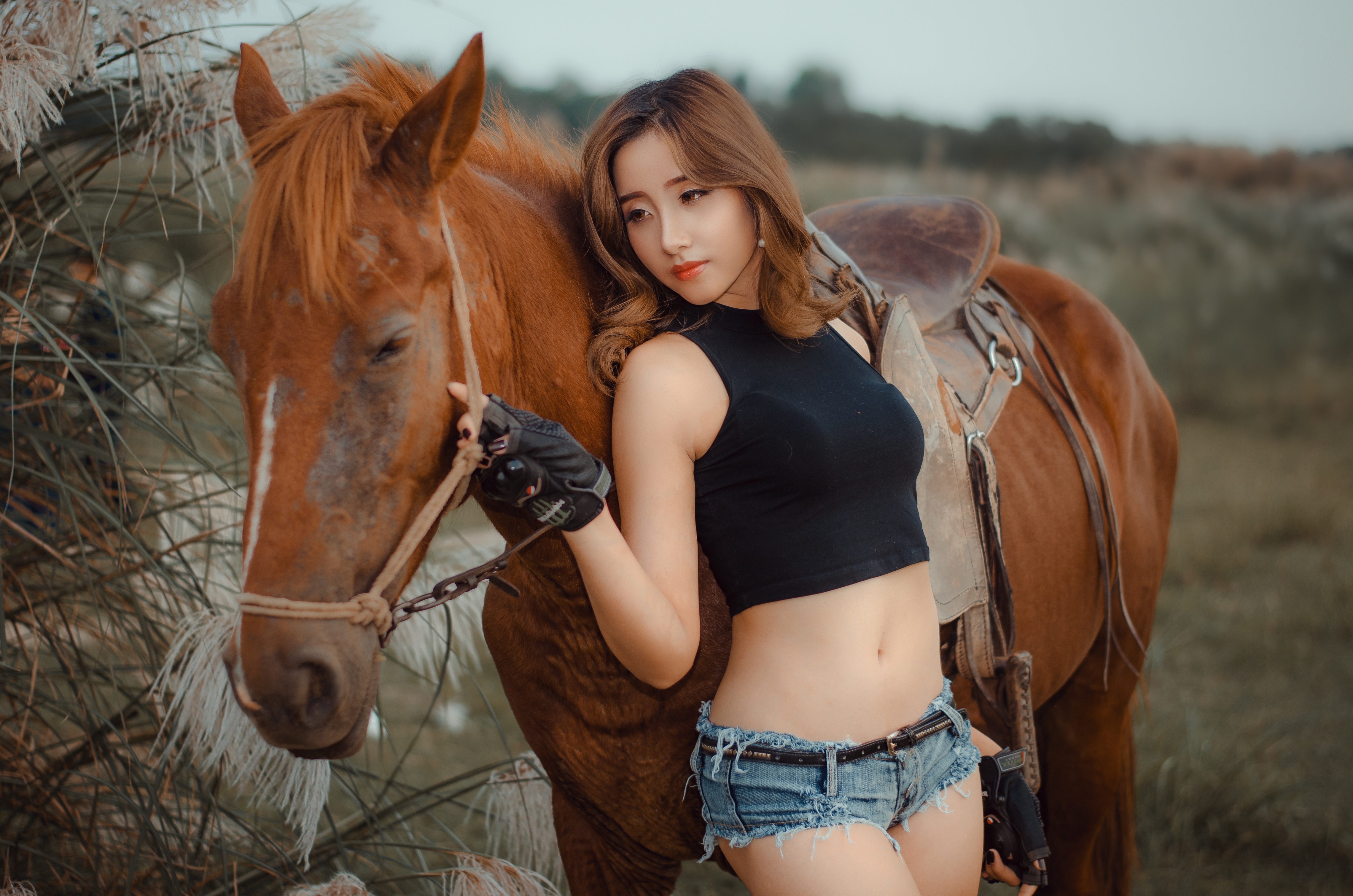 Девушки с лошадью занимаются