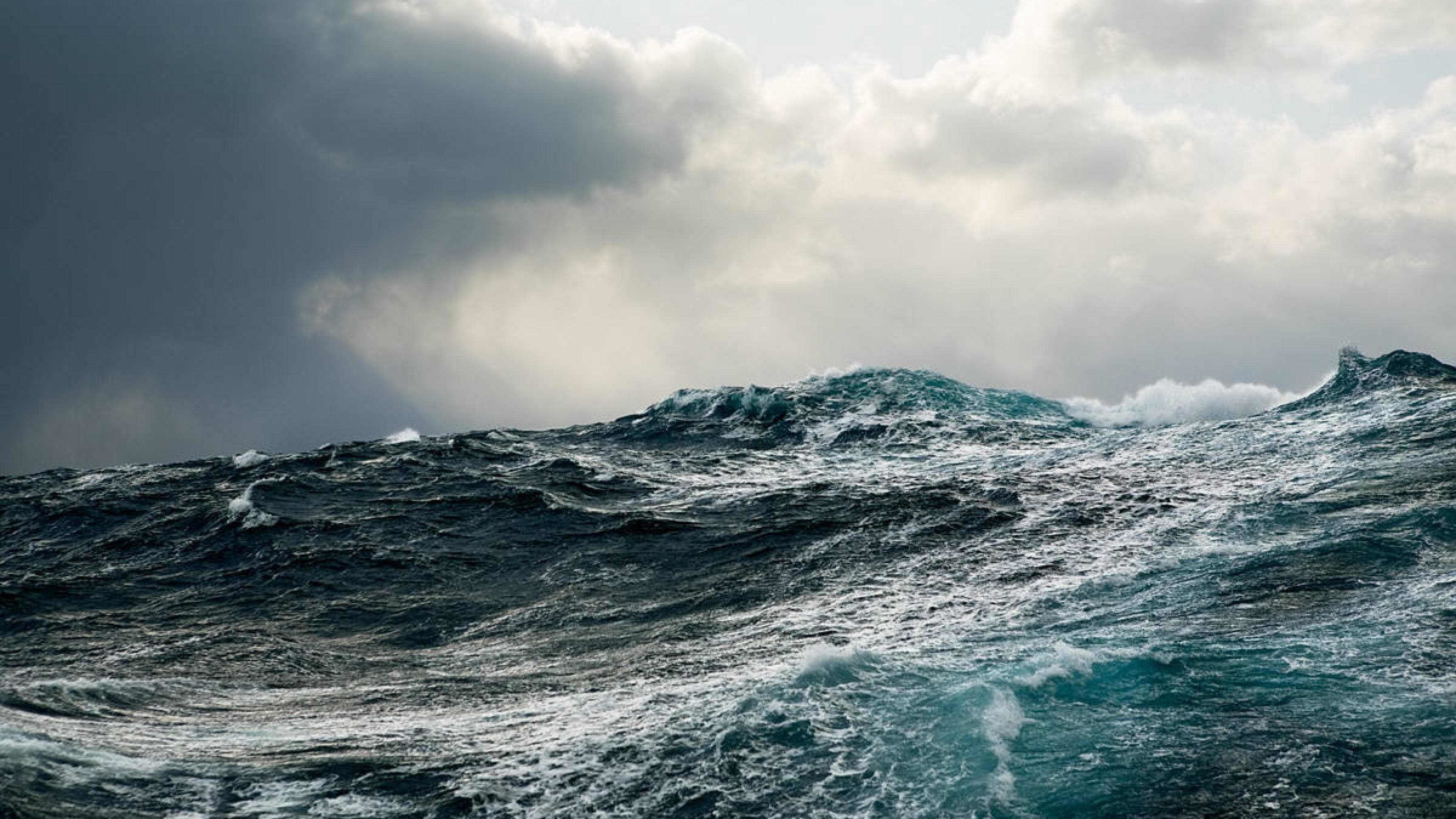 Волна с волною спорит. Энди Симмонс пейзаж море шторм. Берингово море шторм. Северный Ледовитый океан шторм. Атлантический океан шторм.