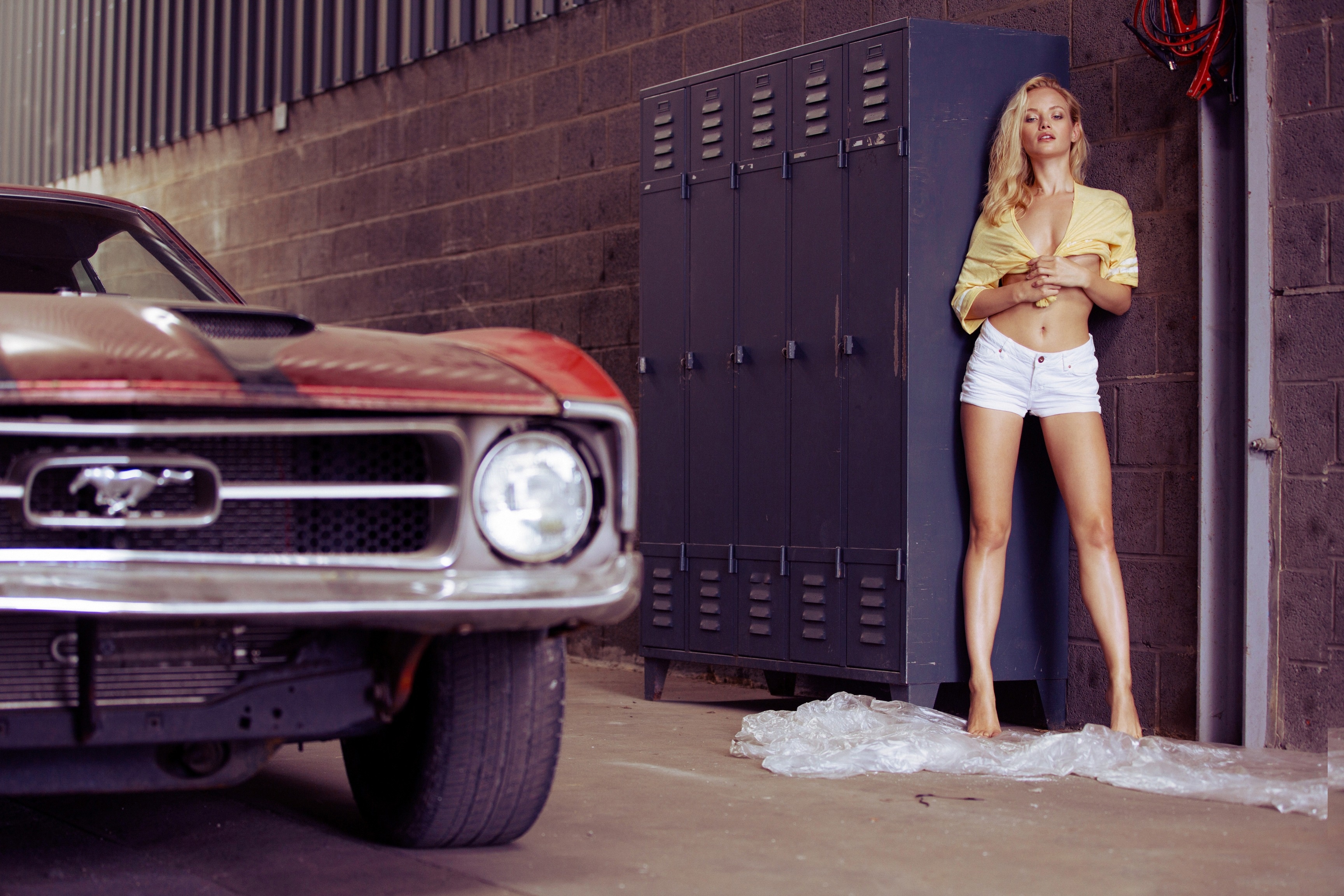 Обои girl, beautiful, blonde, shorts, legs, car на рабочий стол. 