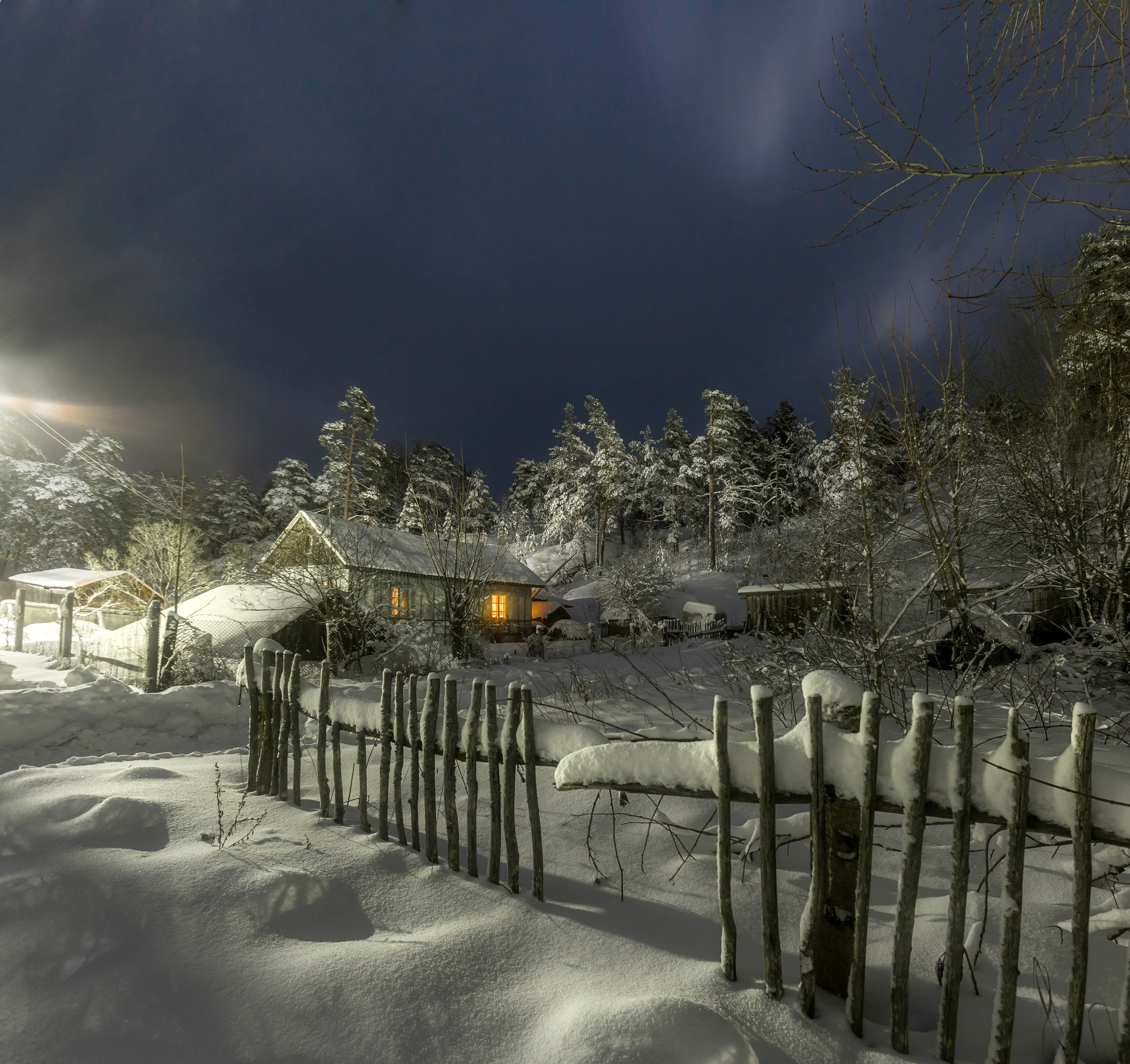 Стояла тихая морозная ночь. Зима ночь деревня. Деревня зимой ночью. Снег ночью. Ночная зимняя деревня.