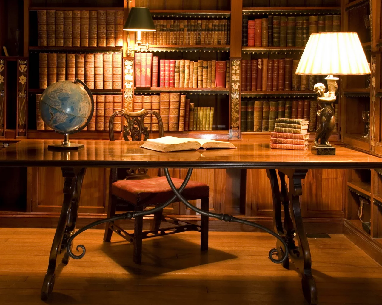 глобус, лампа, библиотека, книги, стол, бокалы, старина, стул, комната, полки