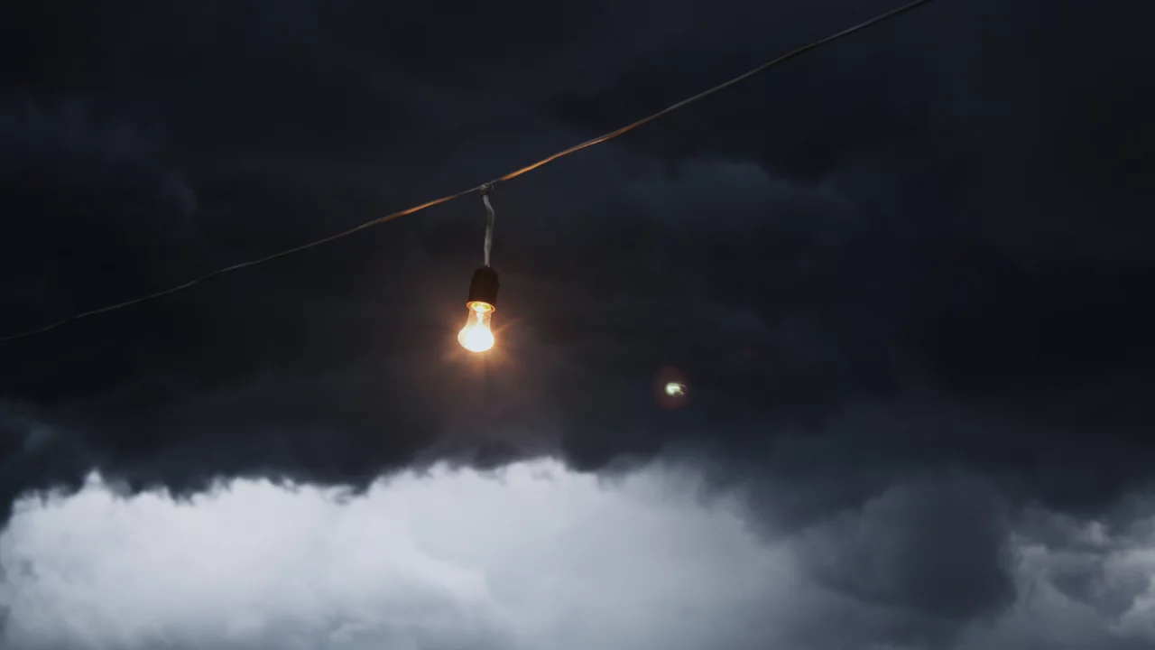 тучи, лампочка, провод