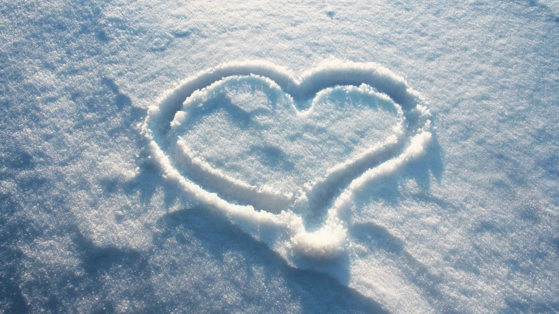 Зима на сердце на душе оригинал. Сердце на снегу. Снег рисунок. Надпись на снегу. Сердечко из снега.