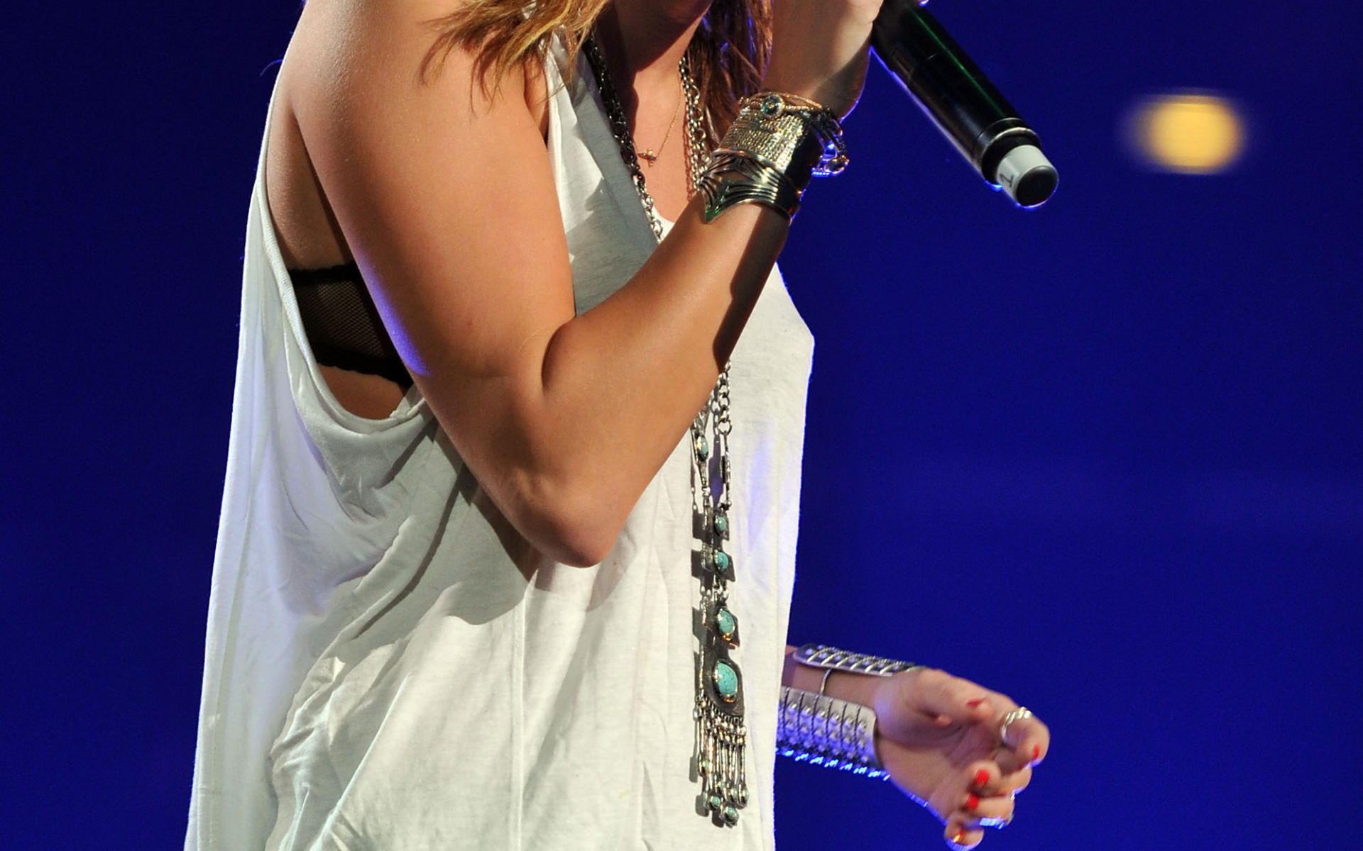 Island miley cyrus. Miley Cyrus. Майли Сайрус на сцене 2010. Майли Сайрус 2023. Майли Сайрус фото.