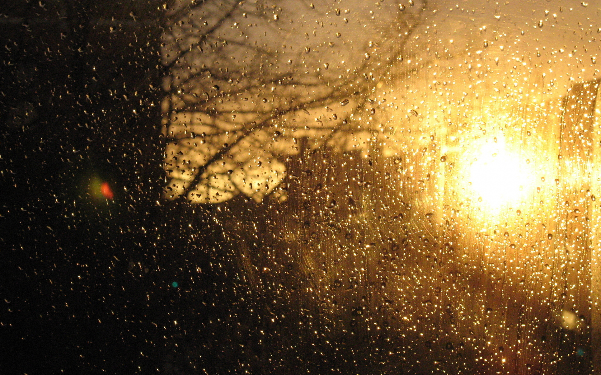 Дождь и солнце. Блики на окне. Блики солнца на стекле. Солнце сквозь дождь.