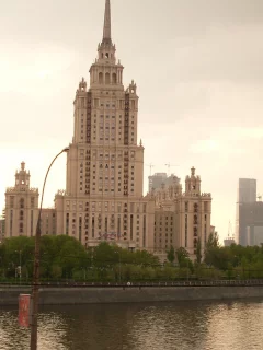 река, набережная, высотное здание