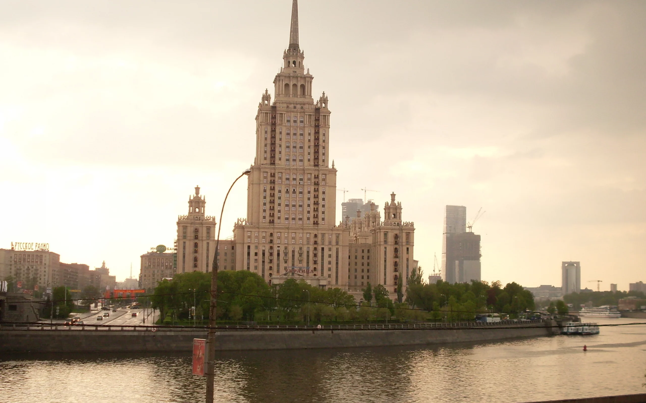 река, набережная, высотное здание