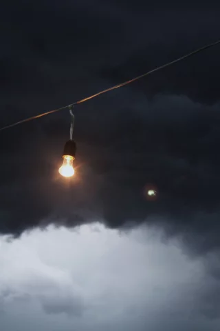тучи, лампочка, провод