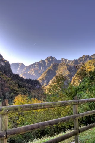 горы, небо, забор