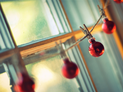 шарики, свет, разное, окно, праздник, солнце, новый год, фон, прищепки, обои, веревка