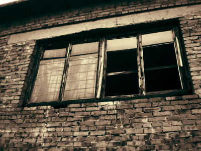 окно, решётка, кирпичная стена