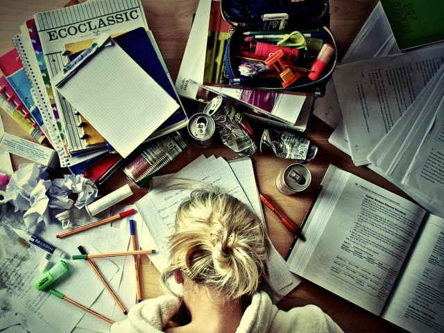 девушка, карандаши, книги, учеба, тетради