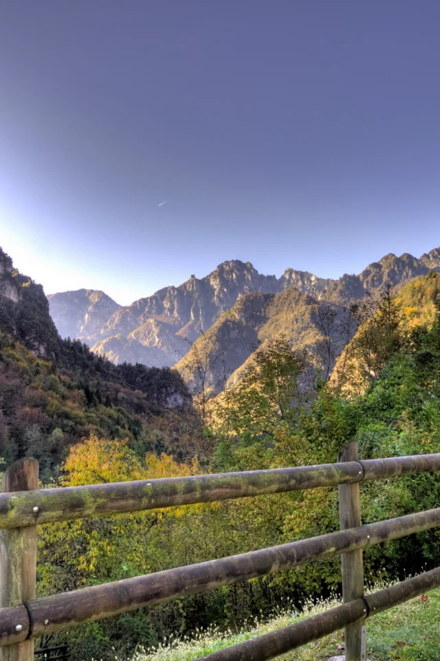 горы, небо, забор