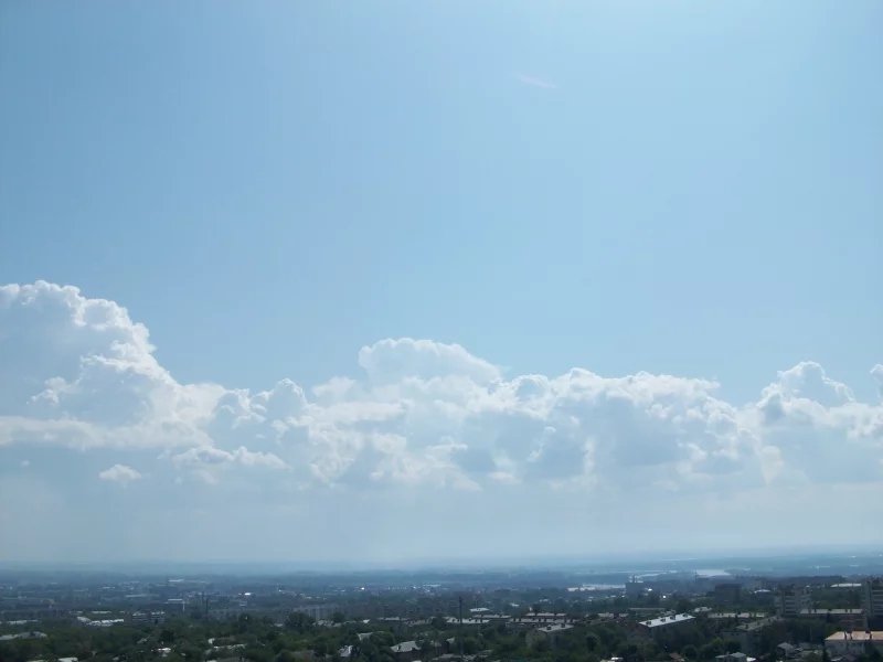 город, облака, солнце