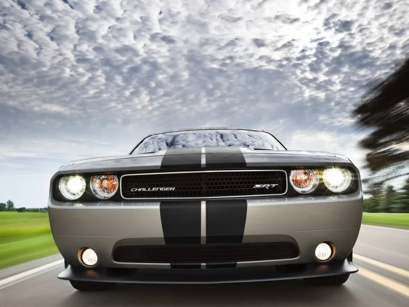 dodge, скорость, авто, фары, srt8, небо, машины, автомобили, облака, бампер, challenger, дорога, размытие, додж