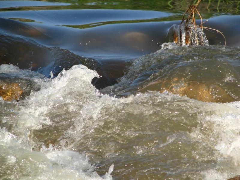 река, вода, препядствие, бурлит, брызги, течение