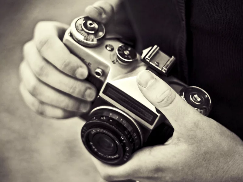 руки, фон, фотоаппарат, картинка, фотограф, чёрно-белое, фото, обои
