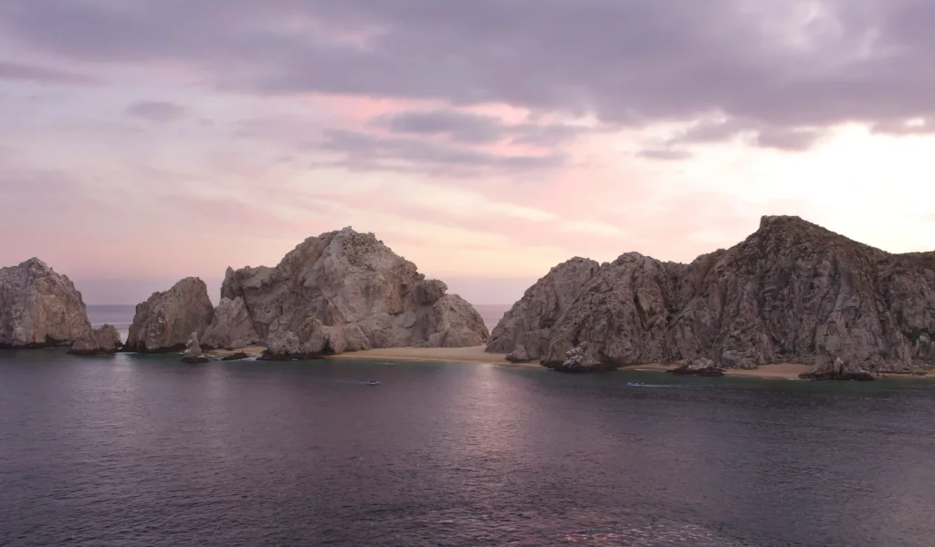 Море, скалы, лодка, закат