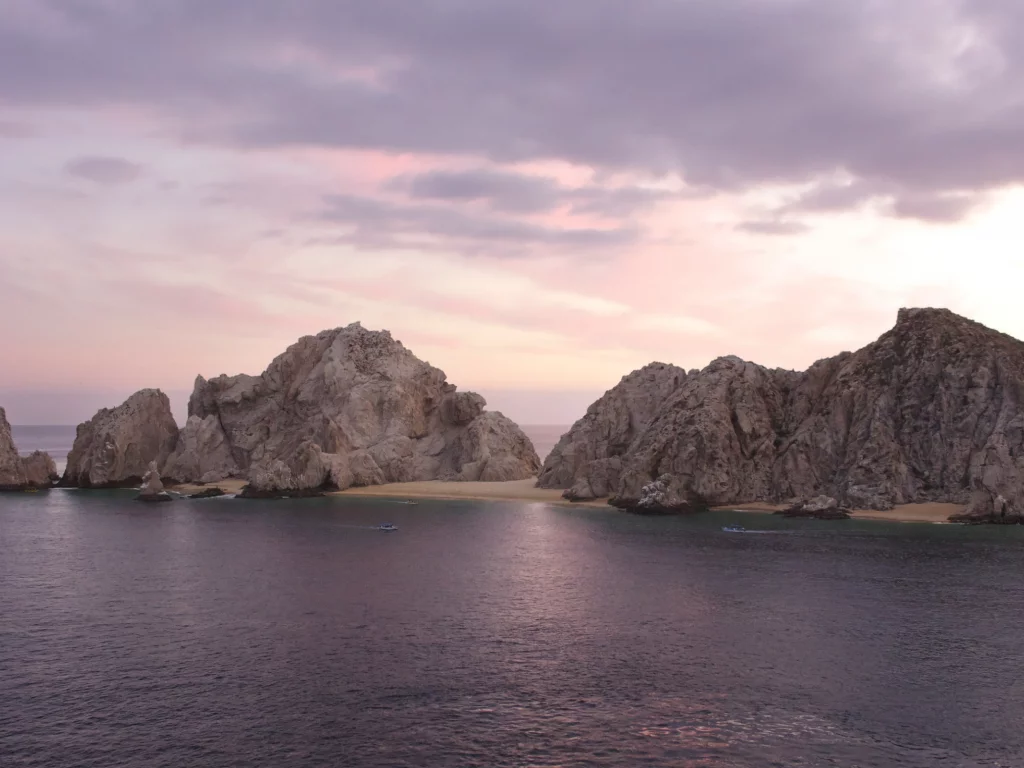 Море, скалы, лодка, закат