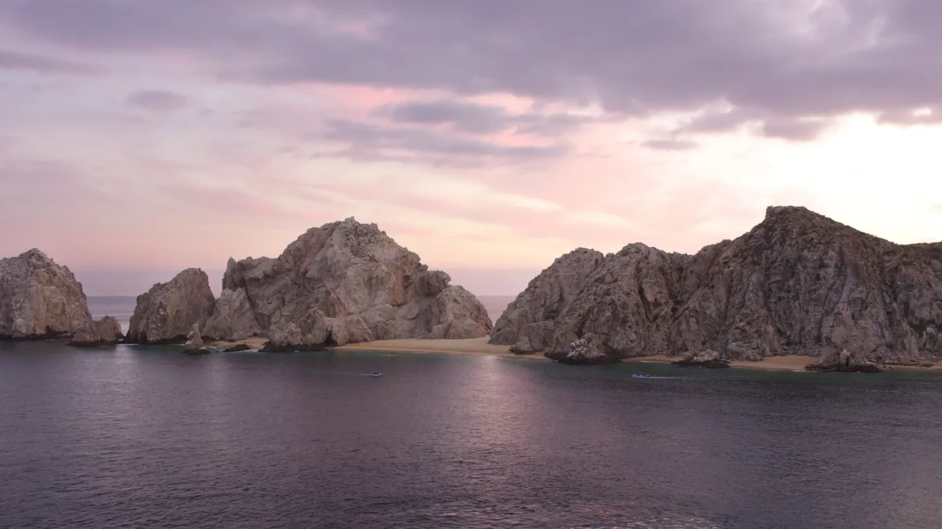 Море, скалы, лодка, закат