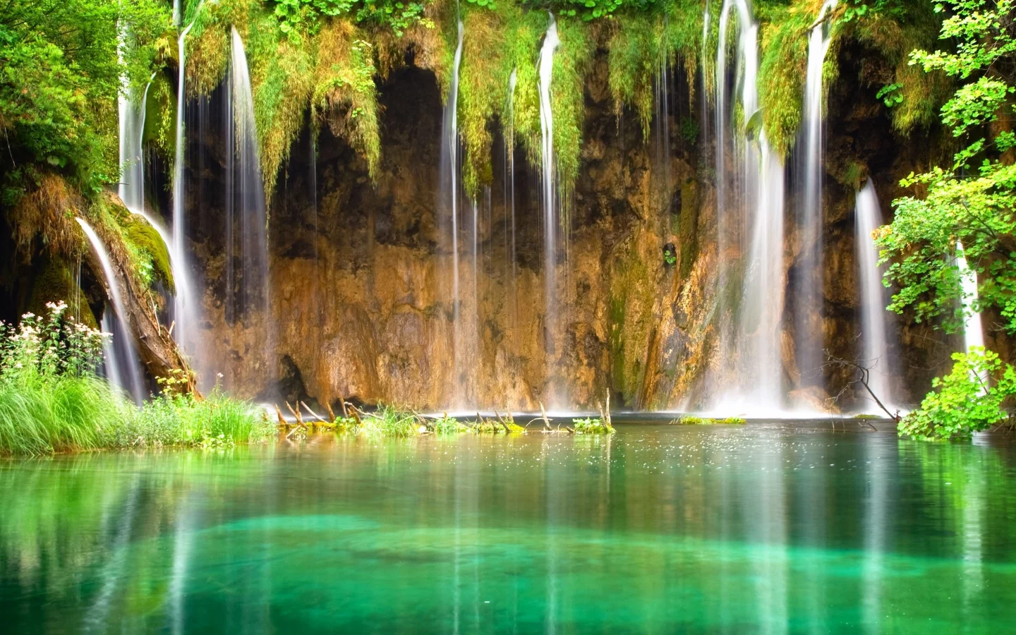 Водопад, вода