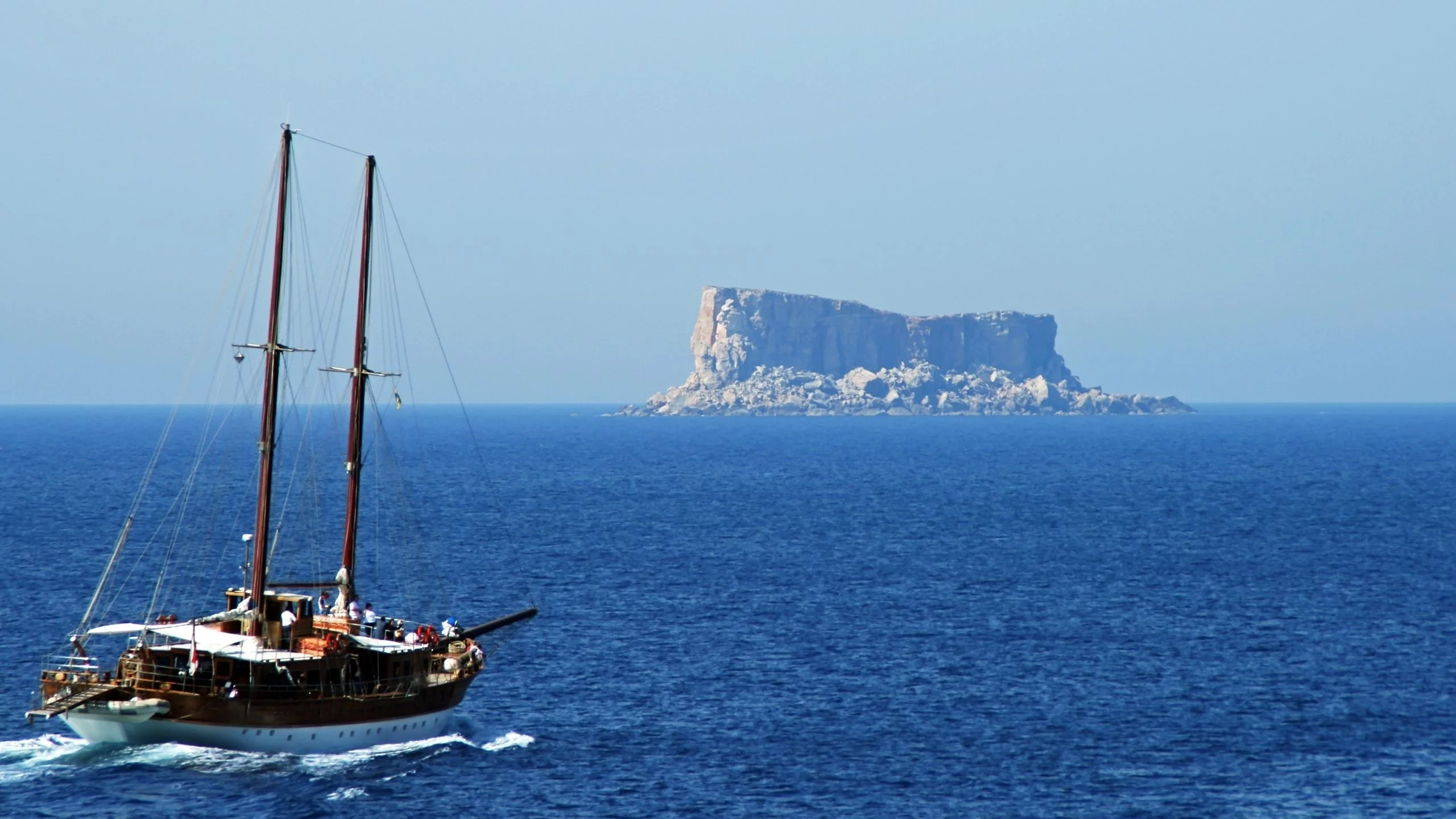 море, яхта, скалы