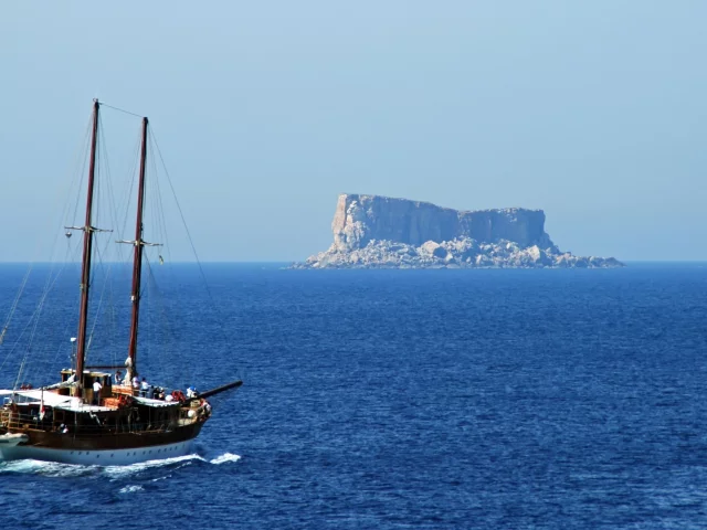 море, яхта, скалы