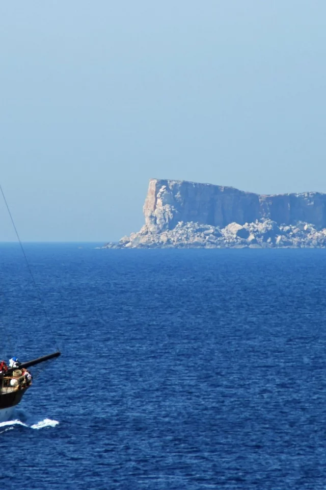 море, яхта, скалы