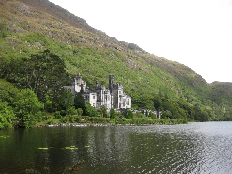 замок, горы, ирландия, kylemore, камни, озеро, зелень