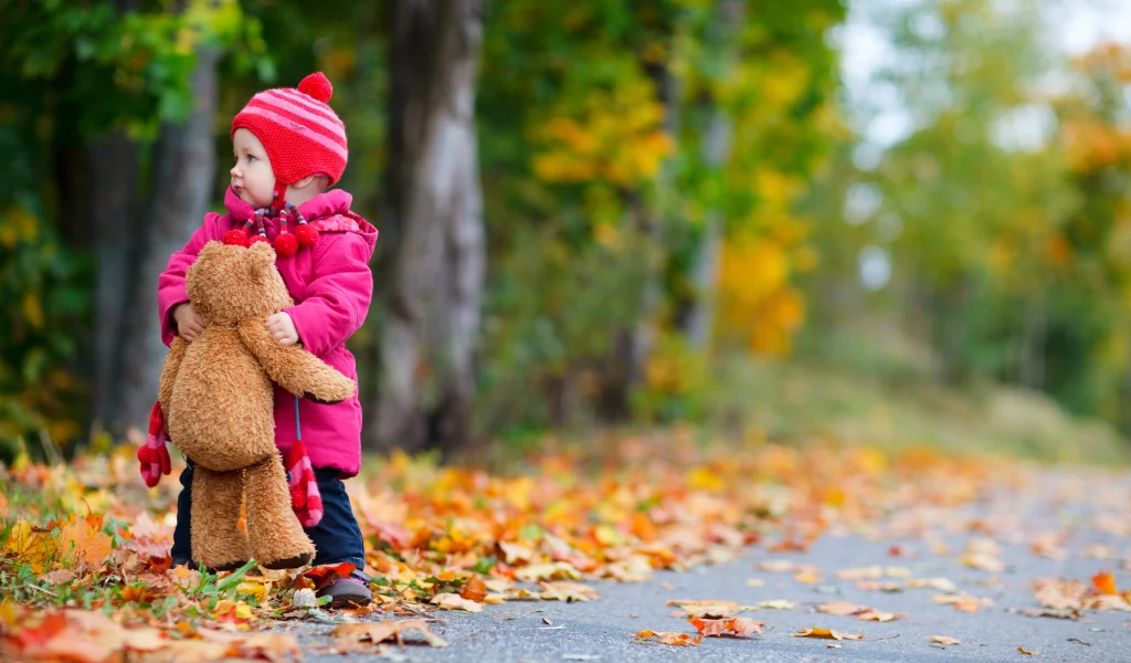 childhood, teddy bear, осень, одинокую, trees, Обои little girl, ребенок, дети, маленькая девочка, дорога, road, lonely, autumn, children, child, деревья, плюшевого мишку, детство