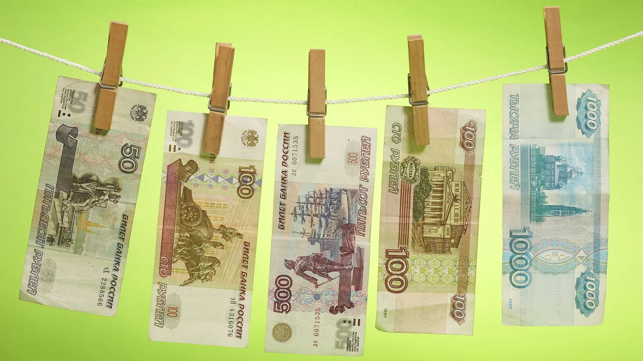 верёвка, деньги, прищепки, рубли, купюры, просушка