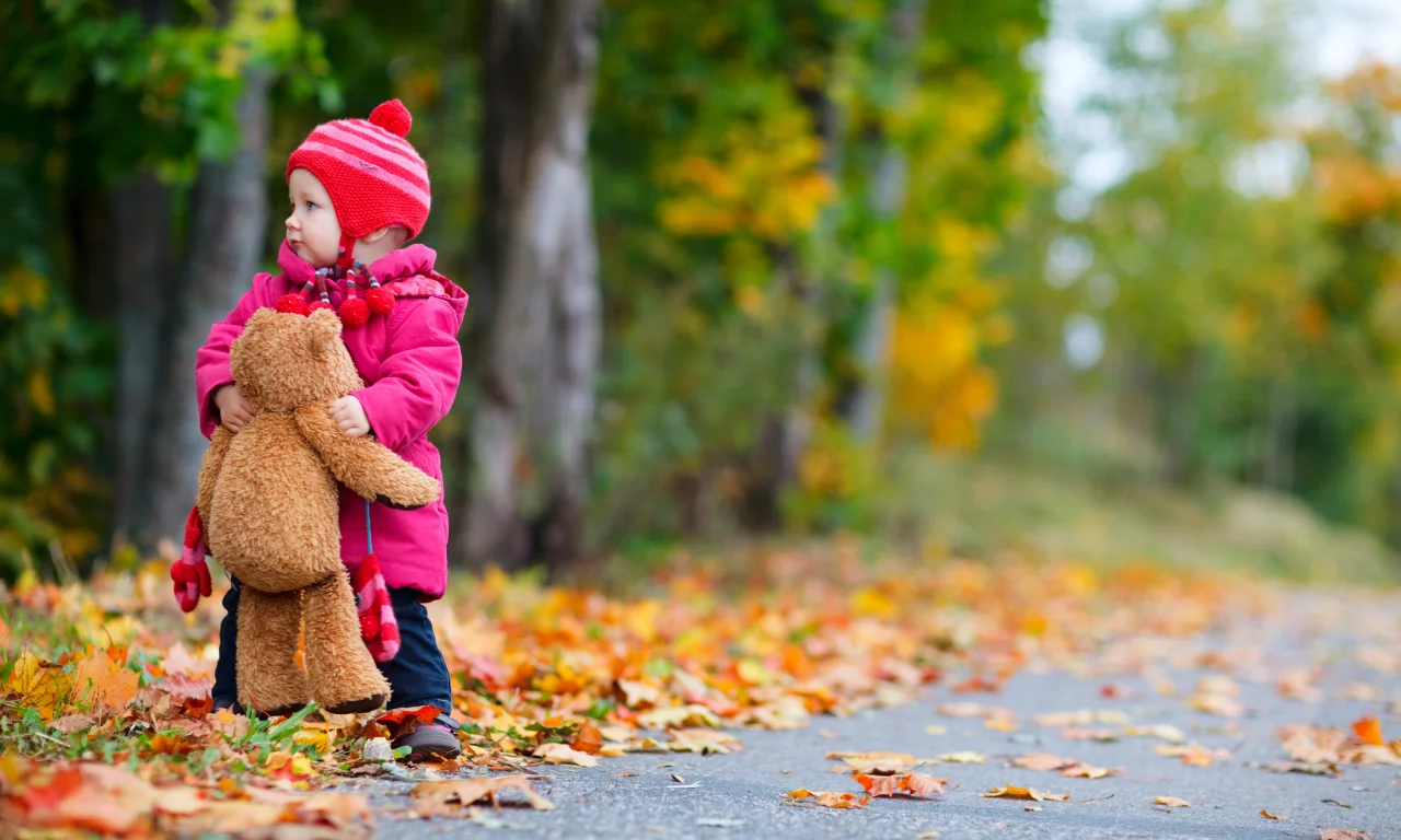 childhood, teddy bear, осень, одинокую, trees, Обои little girl, ребенок, дети, маленькая девочка, дорога, road, lonely, autumn, children, child, деревья, плюшевого мишку, детство