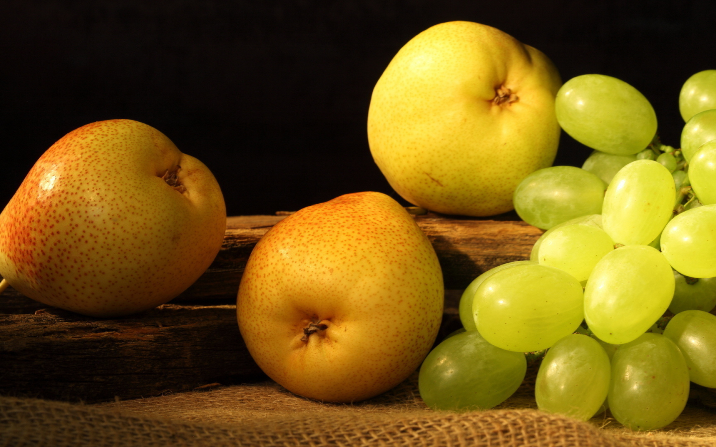 желтые, fruit, grapes, Обои груши, виноград, фрукты, pears