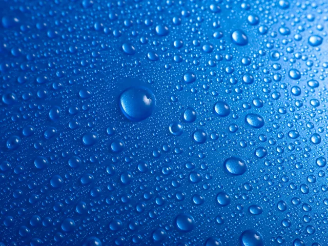 синий фон, вода, капля