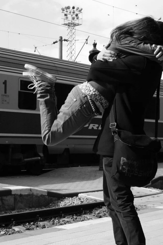 поезд, любовь, объятья