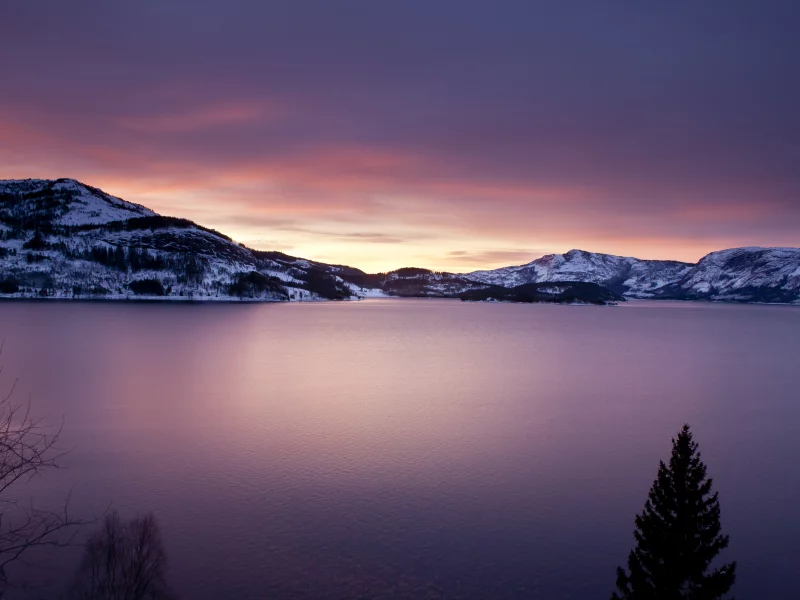 вода, ели, природа, горы, красивые обои, небо, фото, пейзажи, деревья, облака, гладь, озеро, озёра