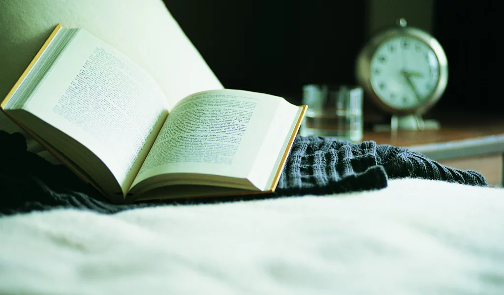 отдых, книга, свитер, будильник, стол, чтение, диван, макро, воды, стакан, часы
