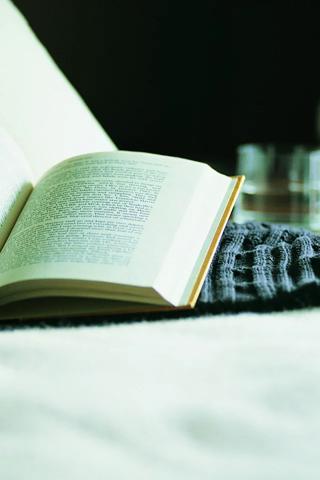 отдых, книга, свитер, будильник, стол, чтение, диван, макро, воды, стакан, часы