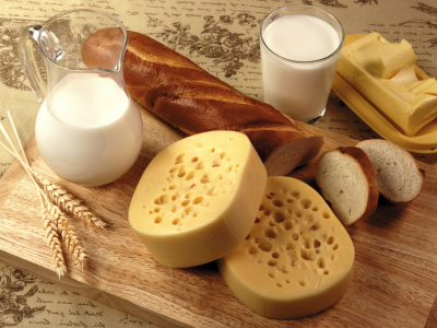 молоко, хлеб, стакан, сыр, кувшин