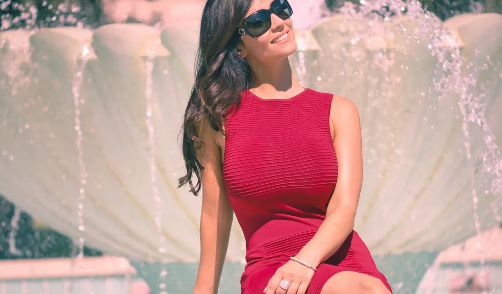 брюнетка, denise milani, очки, фонтан