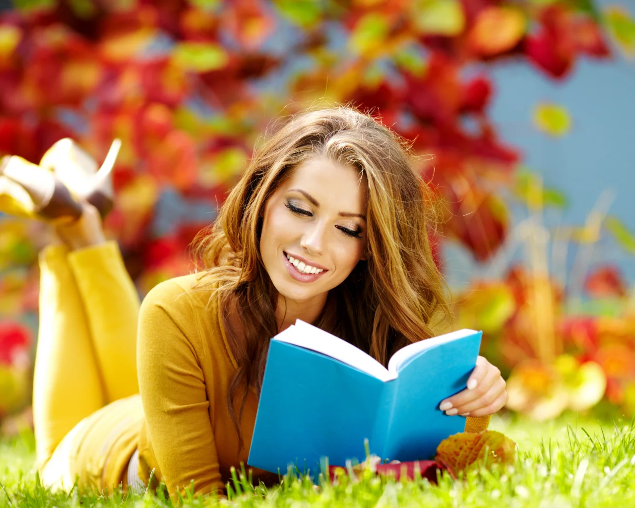 шатенка, книга, девушка, улыбка