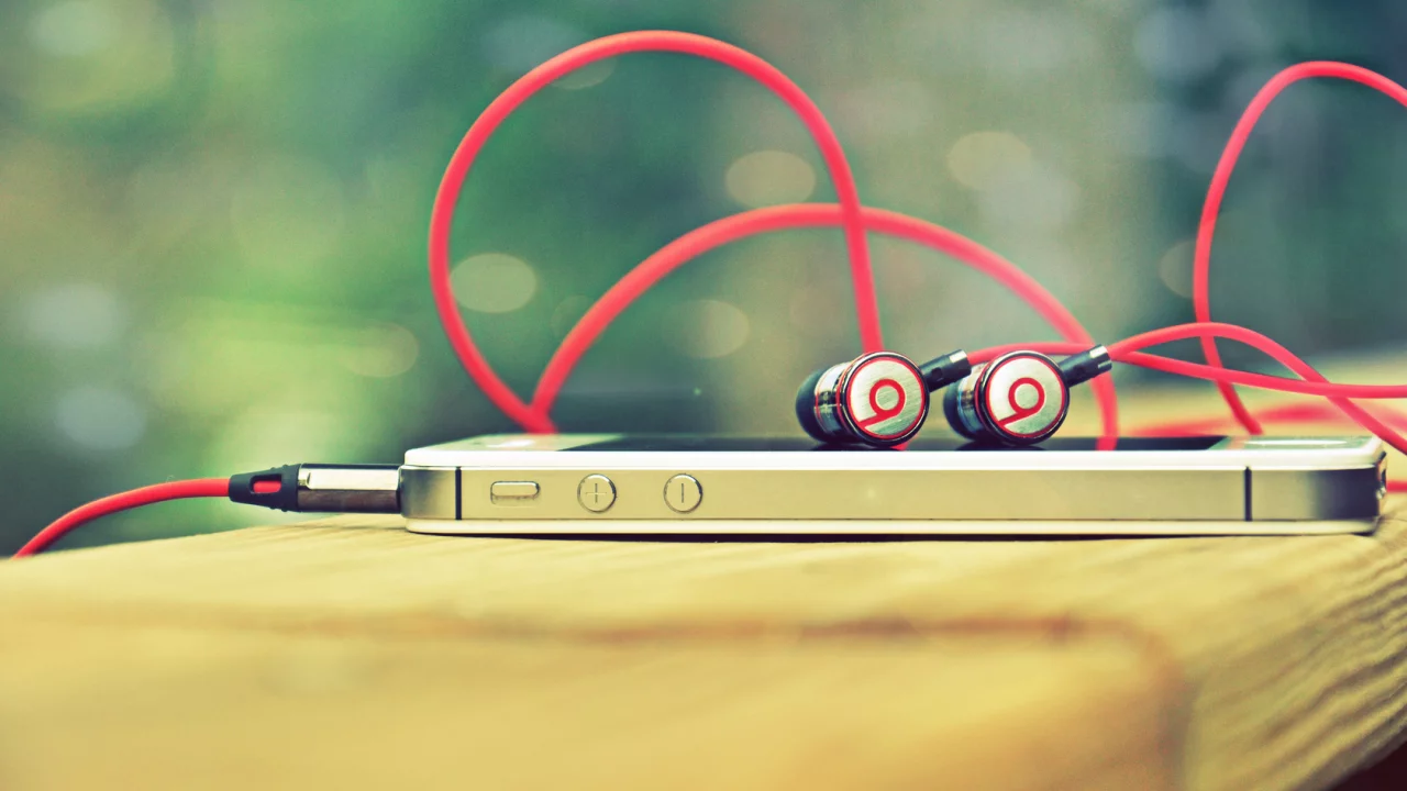 apple, i phone 4, beats by dr dre, наушники