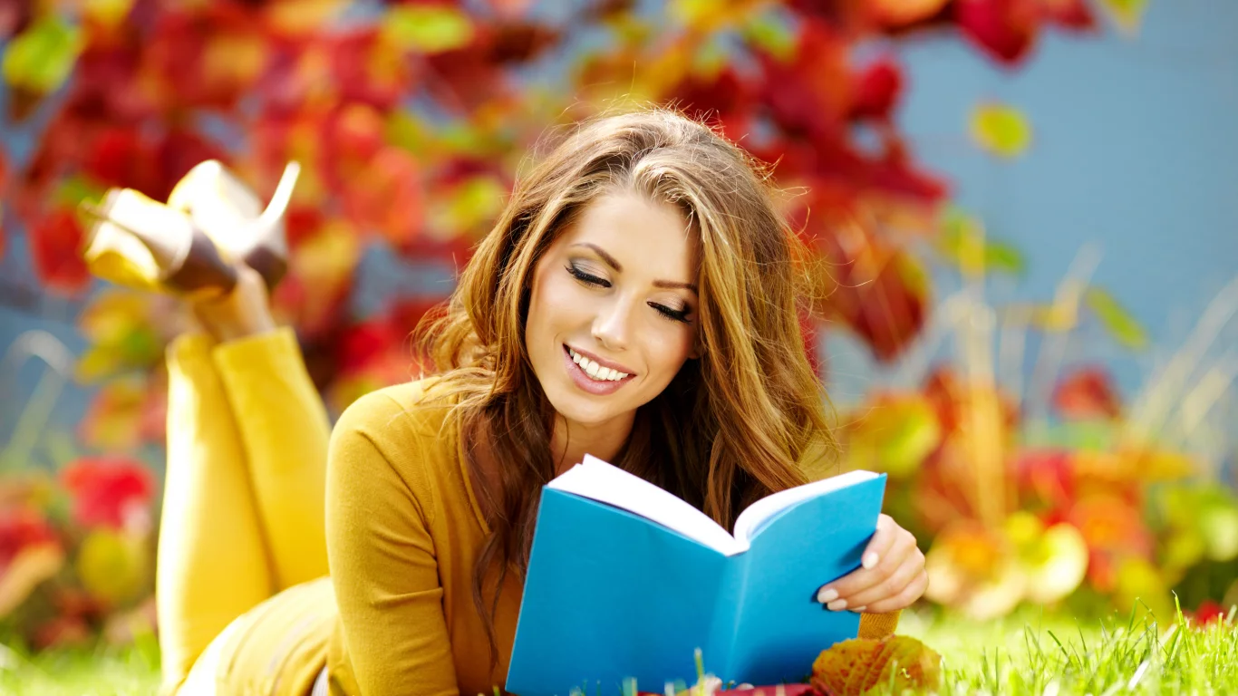 шатенка, книга, девушка, улыбка