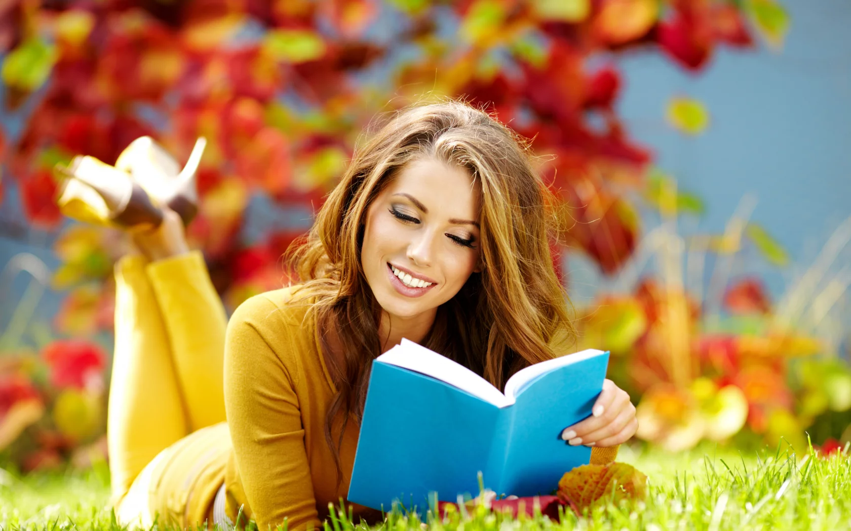 шатенка, книга, девушка, улыбка