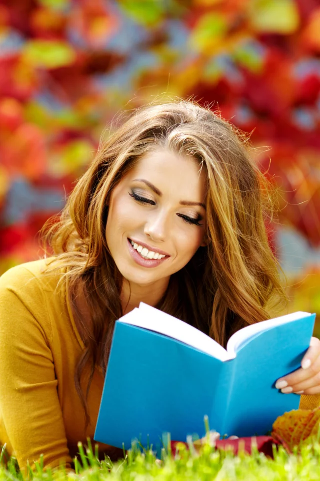 шатенка, книга, девушка, улыбка