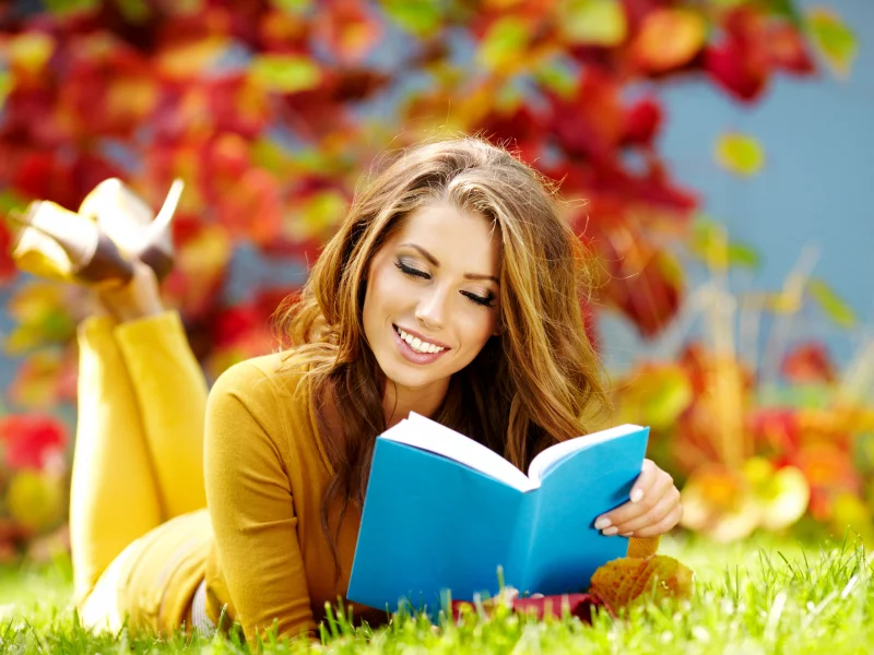 шатенка, книга, девушка, улыбка