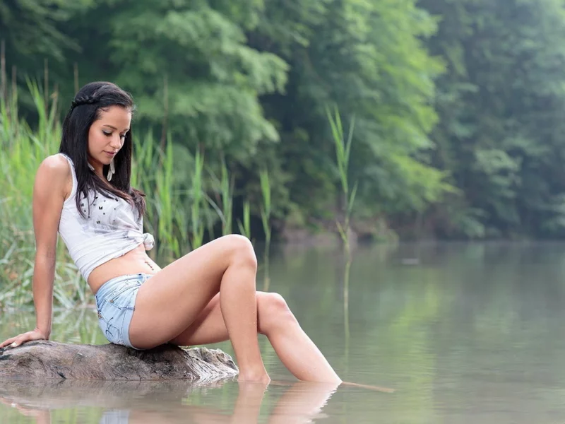 вода, девушка, река, брюнетка, шорты